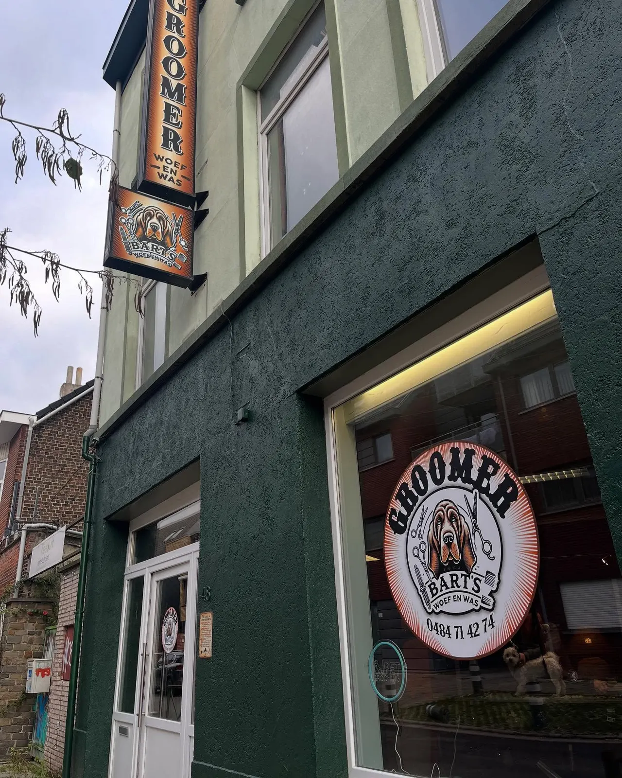 De groene gevel van Dogs Groomer Bart aan de Spitaalpoortstraat in Gent